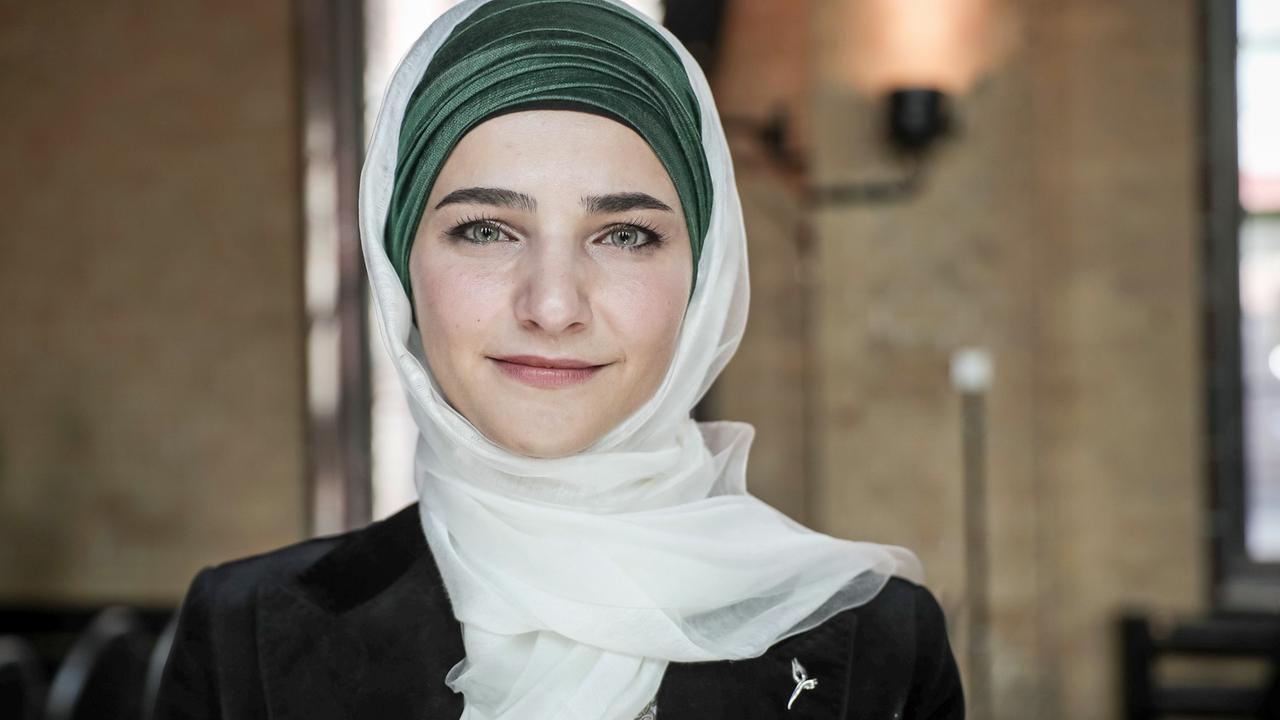 Tuba Isik von der Universität Paderborn, aufgenommen am 27.09.2016 in Berlin beim Festakt "10 Jahre Deutsche Islam Konferenz" Tuba Isik von der Universität Paderborn, aufgenommen am 27.09.2016 in Berlin beim Festakt "10 Jahre Deutsche Islam Konferenz"