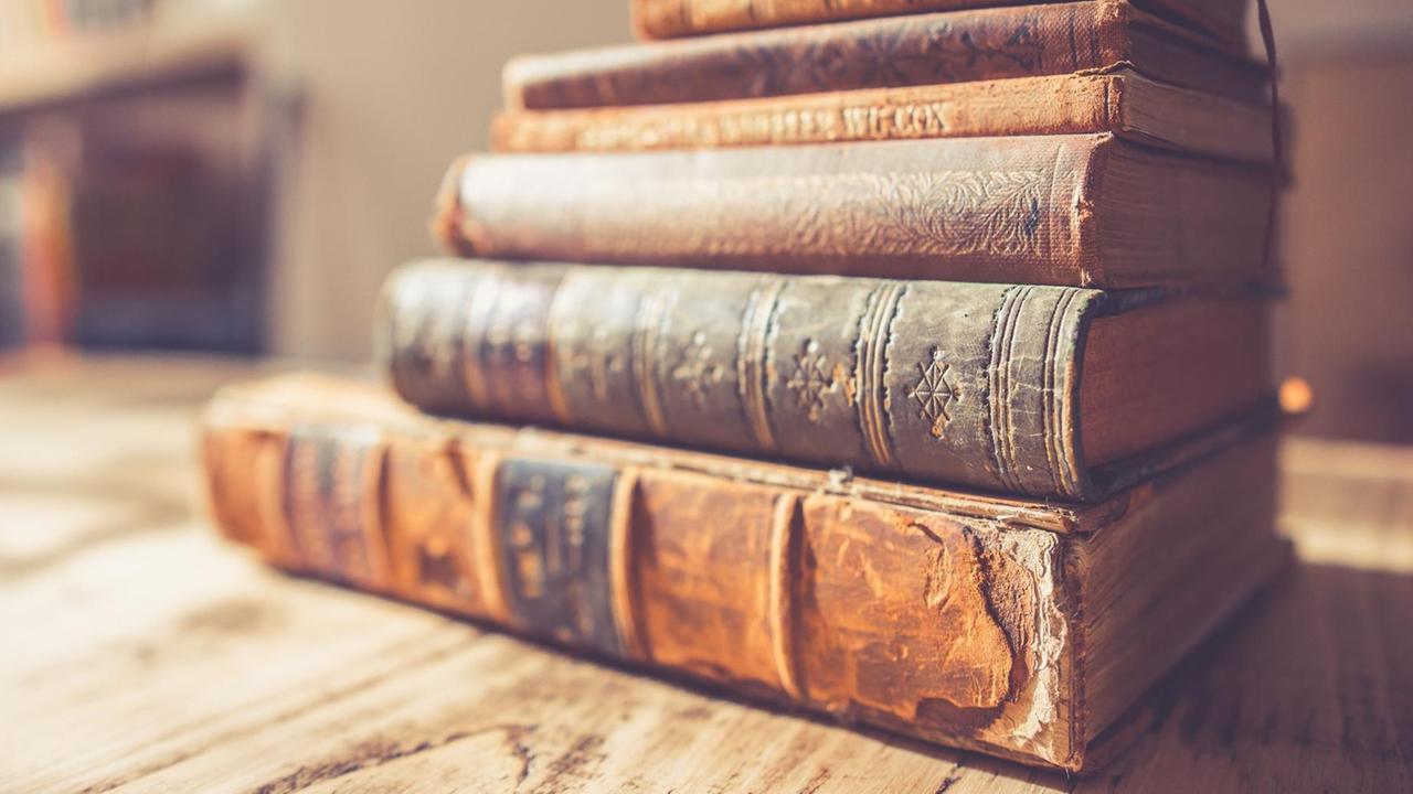 Alte Bücher auf einem Tisch Alte Bücher auf einem Tisch