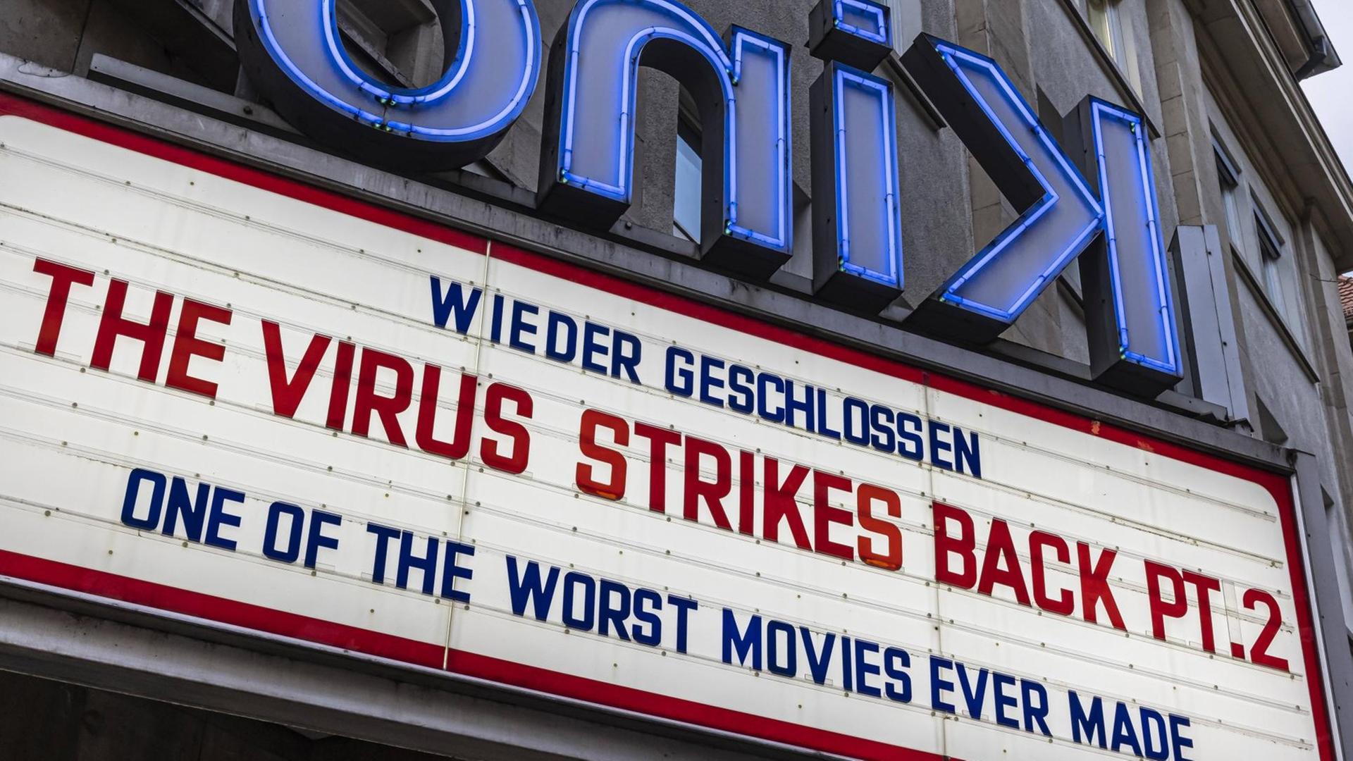 Das Delphi-Kino in Stuttgart hat wegen der erneuten pandemiebedingten Schließung eine sarkastische Filmankündigung platziert: The Virus Strikes Back, Part Two. One of the worst movies ever made