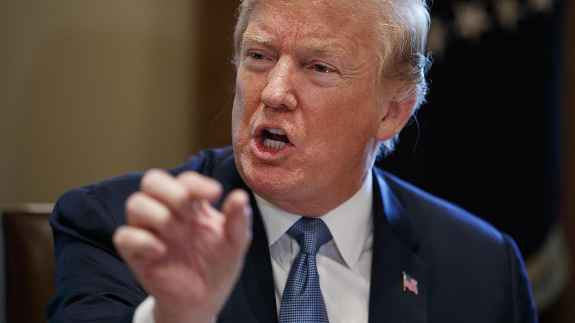 Präsident Donald Trump gestikuliert bei einem Treffen mit republikanischen Politikern im Weißen Haus. Präsident Donald Trump gestikuliert bei einem Treffen mit republikanischen Politikern im Weißen Haus.