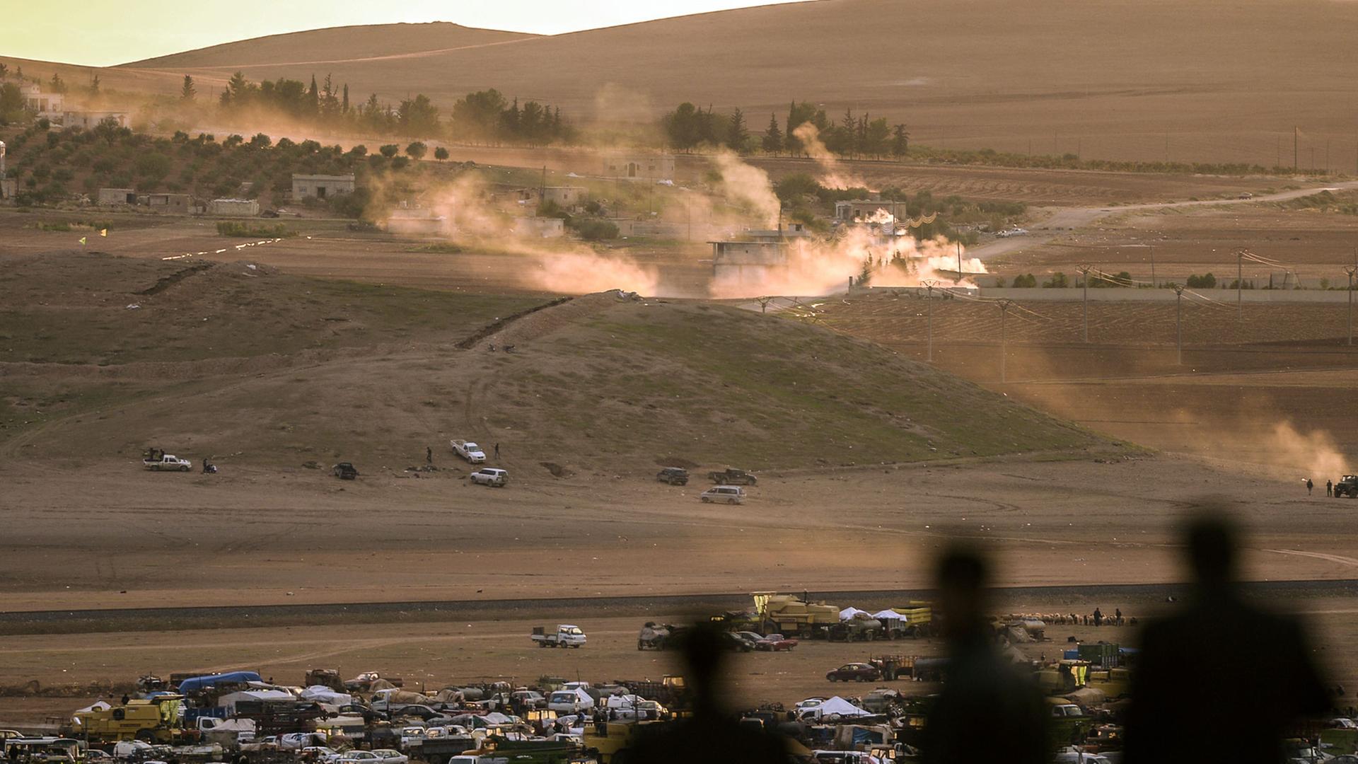 Kurden schauen von der Türkei aus auf die umkämpfte syrische Stadt Kobane. Kurden schauen von der Türkei aus auf die umkämpfte syrische Stadt Kobane.