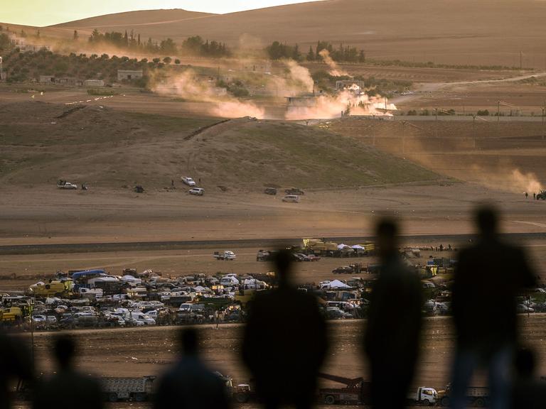 Kurden schauen von der Türkei aus auf die umkämpfte syrische Stadt Kobane.