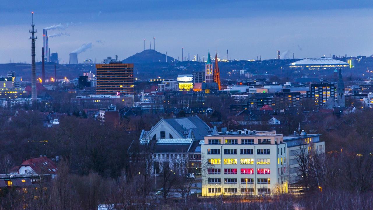 Abendlicher Blick über die Stadt Gelsenkirchen. Abendlicher Blick über die Stadt Gelsenkirchen.