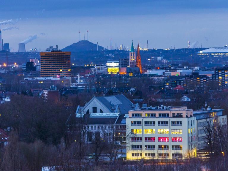 Abendlicher Blick über die Stadt Gelsenkirchen.