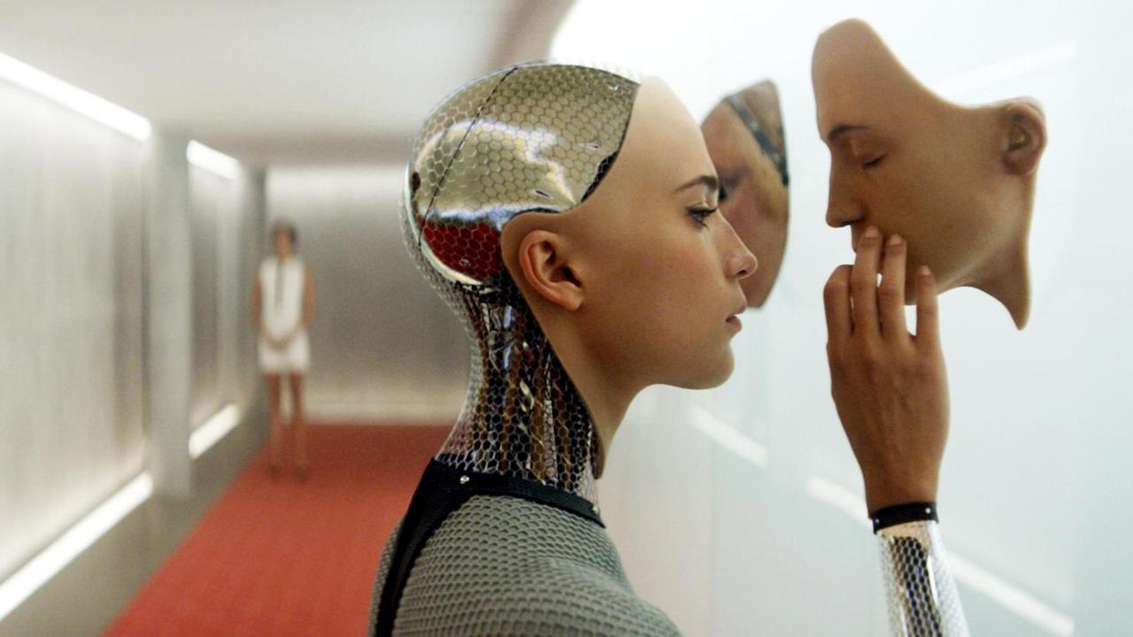 Im Still aus "Ex Machina" berührt Alicia Vikander in ihrer Rolle als Roboter das Gesicht eines anderen Roboters.