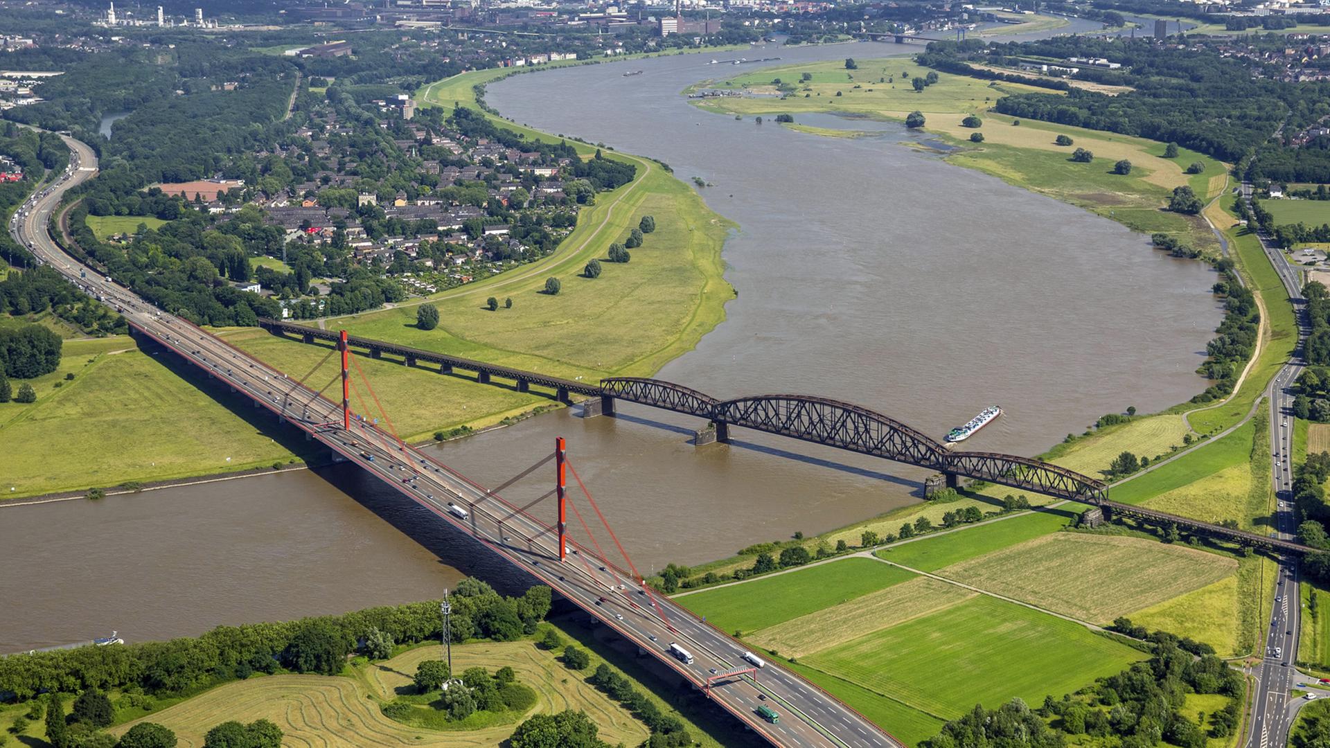Autobahnbrücke der A42 und Eisenbahnbrücke über den Rhein zwischen Duisburg-Baerl und Duisburg-Beeckerwerth. Autobahnbrücke der A42 und Eisenbahnbrücke über den Rhein zwischen Duisburg-Baerl und Duisburg-Beeckerwerth.