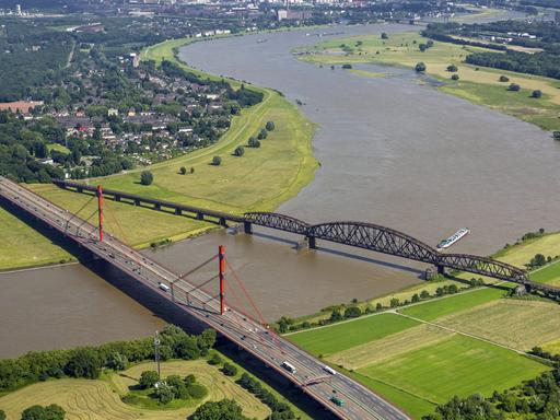 Autobahnbrücke der A42 und Eisenbahnbrücke über den Rhein zwischen Duisburg-Baerl und Duisburg-Beeckerwerth.
