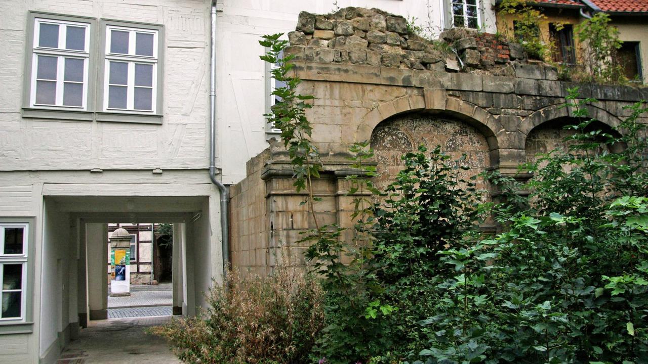 Ansicht des Mauerrestes der ehemaligen Synagoge in Halberstadt. Ansicht des Mauerrestes der ehemaligen Synagoge in Halberstadt.