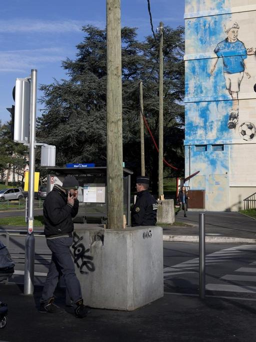 Im Pariser Stadtteil Sarcelles hat ein französischer Künstler die Worte: "Als ich Kind war, gab es Muslime, Juden, Christen, Schwarze und Weiße...Sie waren Freunde", Februar 2016