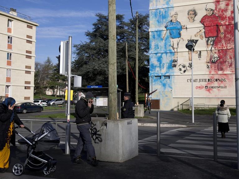 Im Pariser Stadtteil Sarcelles hat ein französischer Künstler die Worte: "Als ich Kind war, gab es Muslime, Juden, Christen, Schwarze und Weiße...Sie waren Freunde", Februar 2016