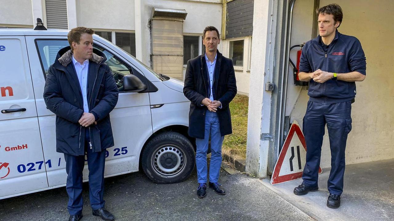 Thomas Tremmel, Amtsleiter für Rettungswesen und der Landrat des Kreises Siegen-Wittgenstein, Andreas Müller, auf dem Gelände des neuen / alten Krankenhauses Kredenbach. Thomas Tremmel, Amtsleiter für Rettungswesen und der Landrat des Kreises Siegen-Wittgenstein, Andreas Müller, auf dem Gelände des neuen / alten Krankenhauses Kredenbach.