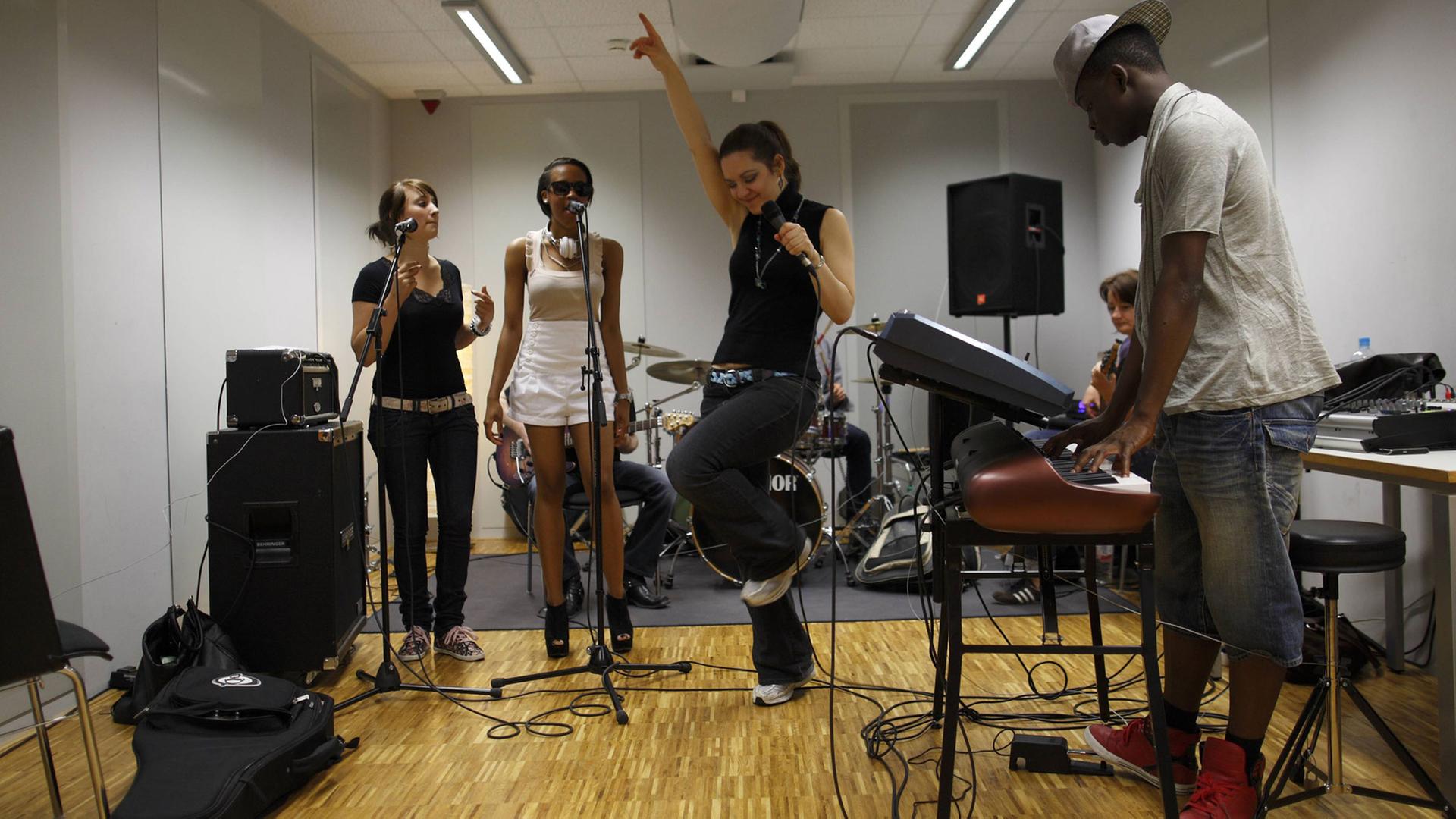 Musikstudenten der Popakademie Mannheim proben ein Lied