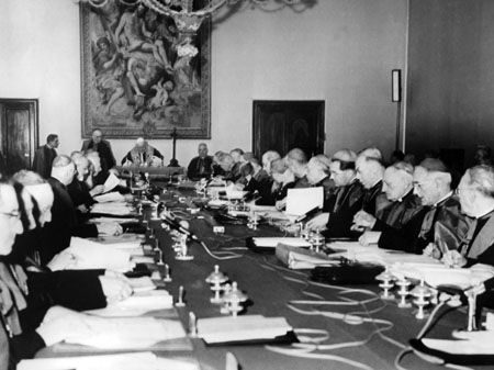 Eine Sitzung in Anwesenheit von Papst Johannes XXIII. (Tischende) im Rahmen des Zweiten Vatikanischen Konzils am 20.02.1962. Eine Sitzung in Anwesenheit von Papst Johannes XXIII. (Tischende) im Rahmen des Zweiten Vatikanischen Konzils am 20.02.1962.
