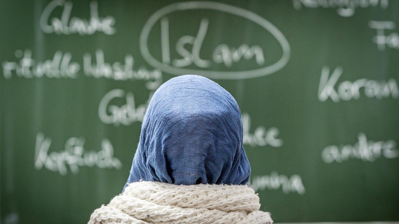 Eine Schülerin nimmt an der Johann-Hinrich-Wichern-Schule in Frankfurt am Main an einer Unterrichtsstunde zum Thema Islam teil.