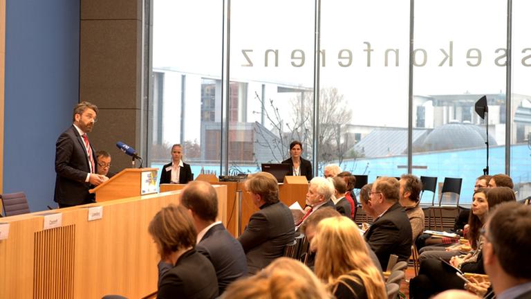 Stephan Detjen, Leiter des Hauptstadtstudios des Deutschlandradios, eröffnet die Konferenz "Formate des Politischen". Stephan Detjen, Leiter des Hauptstadtstudios des Deutschlandradios, eröffnet die Konferenz "Formate des Politischen".