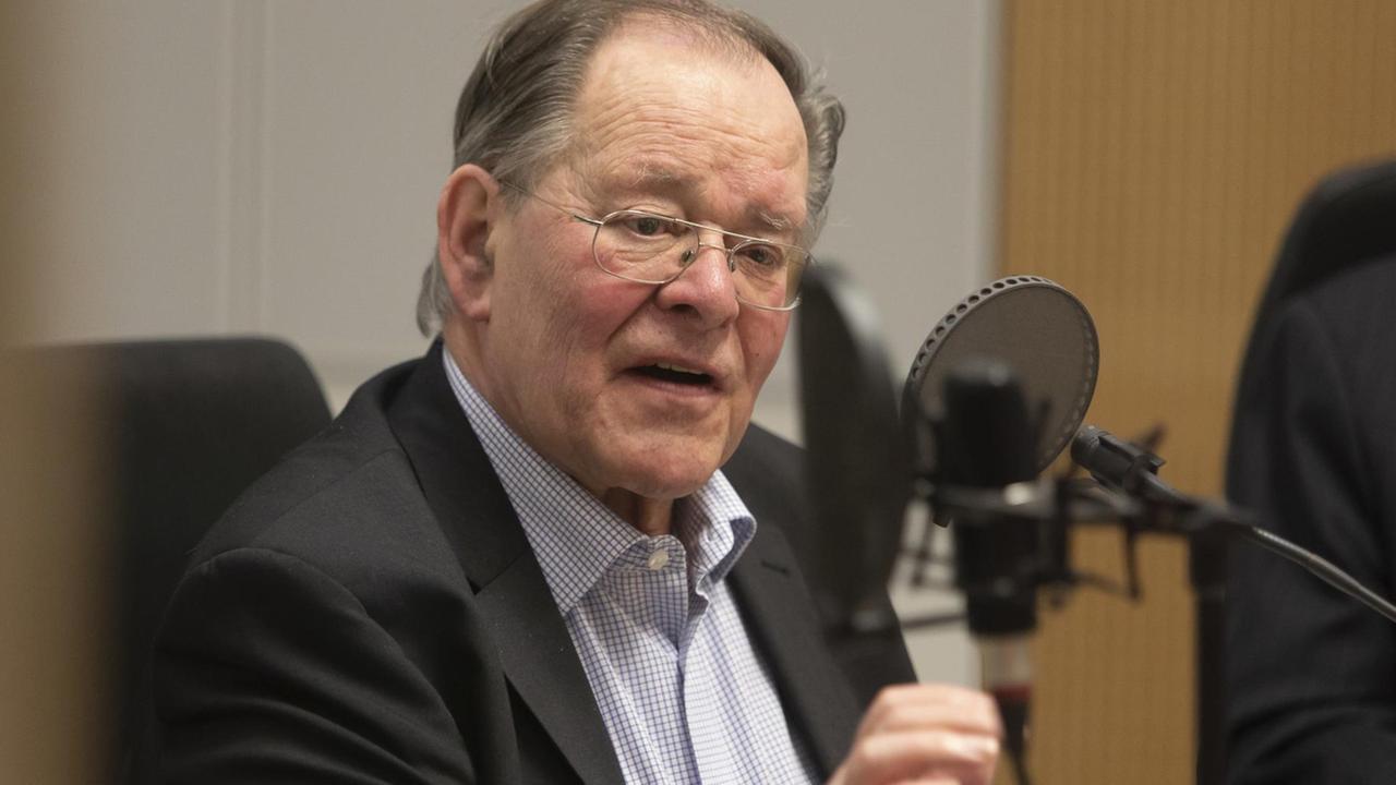 Rudolf Dressler sitzt an einem Mikrofon Rudolf Dressler sitzt an einem Mikrofon
