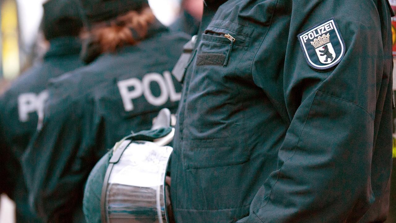 Polizisten stehen vor der ehemaligen Gerhart-Hauptmann-Schule in Berlin. Polizisten stehen vor der ehemaligen Gerhart-Hauptmann-Schule in Berlin.