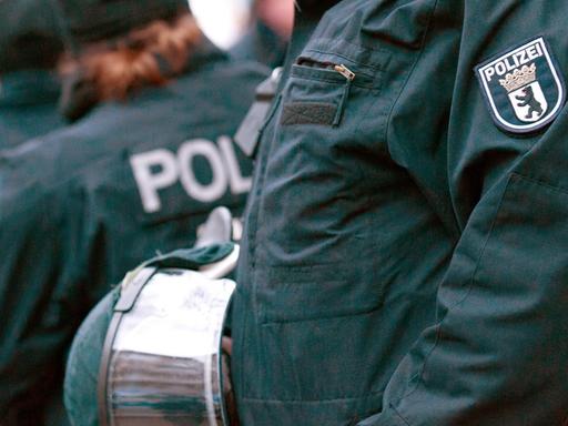 Polizisten stehen vor der ehemaligen Gerhart-Hauptmann-Schule in Berlin.
