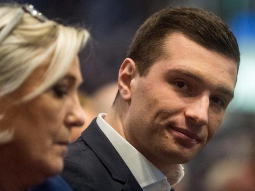 Marine le Pen und Jordan Bardella auf einer Konferenz im Februar, sitzen nebeneinander