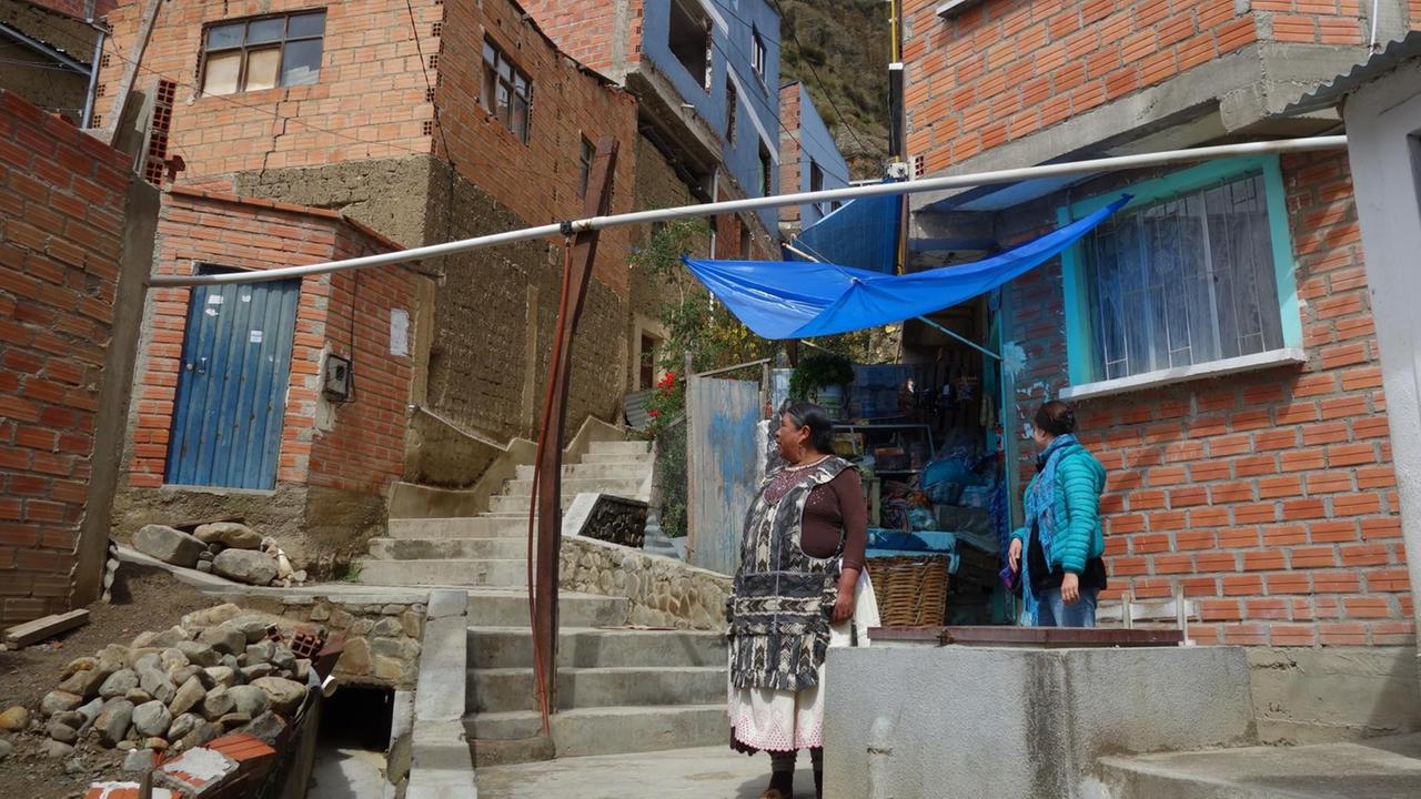 Tomasa Gutierrez Choque und andere Bürger des Barrios Chulluma in La Paz leben am Steilhang und versorgen sich selbst mit Wasser. Tomasa Gutierrez Choque und andere Bürger des Barrios Chulluma in La Paz leben am Steilhang und versorgen sich selbst mit Wasser.