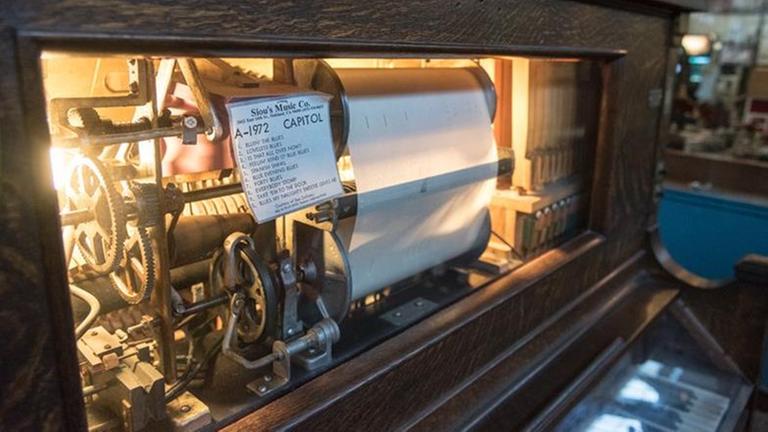 Das Orchestrion "North Tonawanda L", gebaut ca. 1922, mit der Notenrolle A-1972, die zehn Stücke nacheinander abspielen kann. Das Orchestrion "North Tonawanda L", gebaut ca. 1922, mit der Notenrolle A-1972, die zehn Stücke nacheinander abspielen kann.