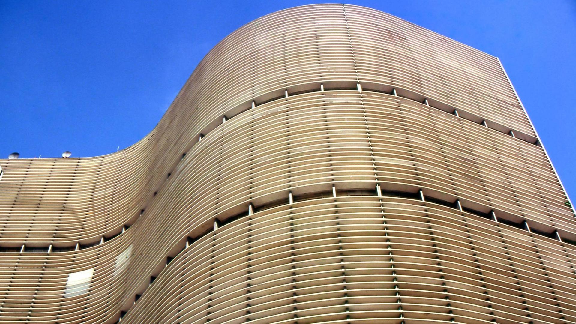 Das Edifício Copan in sanfter S-Form trägt klar die Handschrift seines Schöpfer Niemeyer. Das Edifício Copan in sanfter S-Form trägt klar die Handschrift seines Schöpfer Niemeyer.