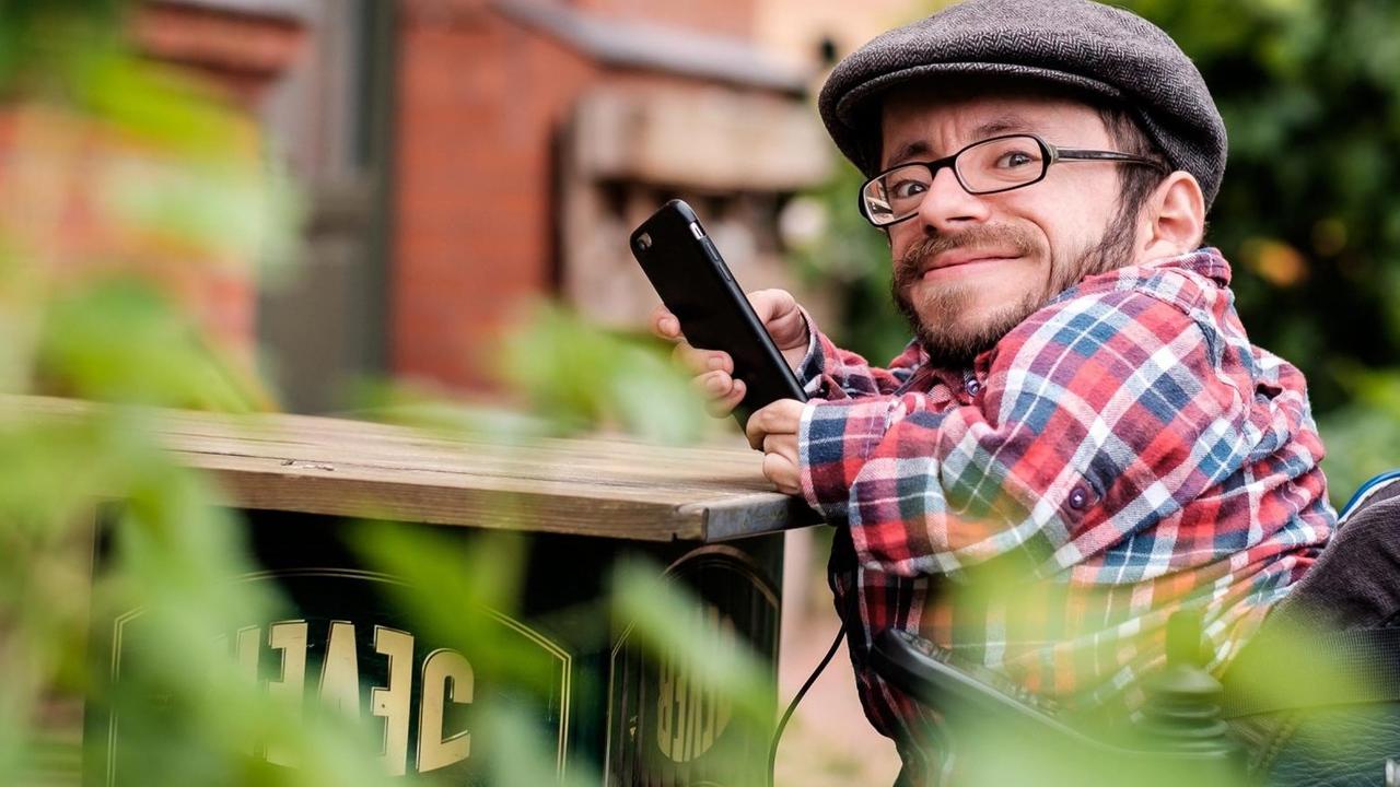 Der Inklusions-Aktivist, Blogger, Autor und Kommunikationswirt Raul Krauthausen Der Inklusions-Aktivist, Blogger, Autor und Kommunikationswirt Raul Krauthausen