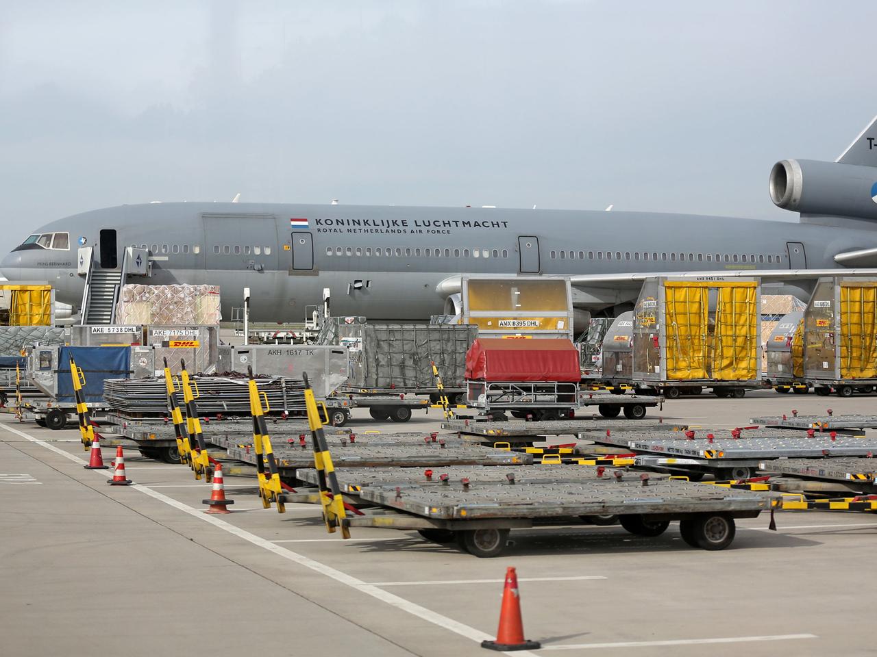 Ein Transportflugzeug vom Typ Douglas KC 10 der niederländischen Luftwaffe wird am 24.09.2014 mit Waffen auf dem Flughafen Leipzig/Halle in Schkeuditz (Sachsen) beladen. Ein Transportflugzeug vom Typ Douglas KC 10 der niederländischen Luftwaffe wird am 24.09.2014 mit Waffen auf dem Flughafen Leipzig/Halle in Schkeuditz (Sachsen) beladen.