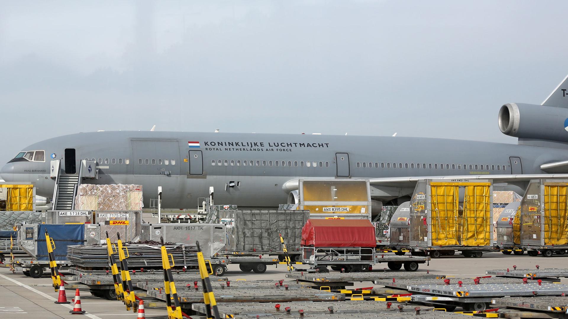 Ein Transportflugzeug vom Typ Douglas KC 10 der niederländischen Luftwaffe wird am 24.09.2014 mit Waffen auf dem Flughafen Leipzig/Halle in Schkeuditz (Sachsen) beladen. Ein Transportflugzeug vom Typ Douglas KC 10 der niederländischen Luftwaffe wird am 24.09.2014 mit Waffen auf dem Flughafen Leipzig/Halle in Schkeuditz (Sachsen) beladen.