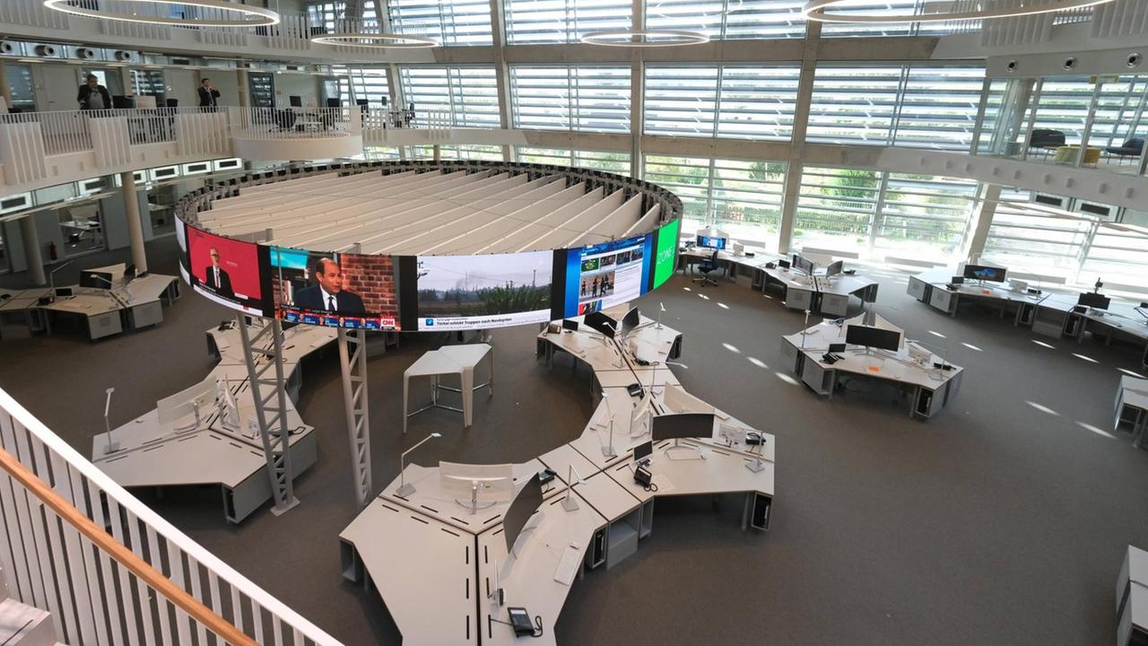Blick in den leeren "ARD-aktuell"-Newsroom auf dem Gelände des Norddeutschen Rundfunks NDR in Hamburg-Lokstedt am 10.10.2019 vor seiner Eröffnung Blick in den leeren "ARD-aktuell"-Newsroom auf dem Gelände des Norddeutschen Rundfunks NDR in Hamburg-Lokstedt am 10.10.2019 vor seiner Eröffnung