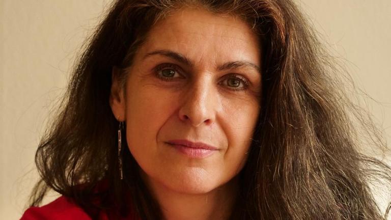 Das Foto ist ein Porträt der Drehbuchautorin Laila Stieler. Das Foto ist ein Porträt der Drehbuchautorin Laila Stieler.