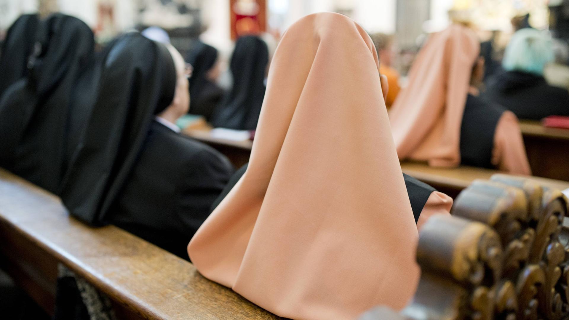 Ordensschwestern mit ihren Habits sitzen beim Abschlussgottesdienst der Herbst-Vollversammlung der Deutschen Bischofskonferenz im September 2013 in den Bänken des Fuldaer Doms. Ordensschwestern mit ihren Habits sitzen beim Abschlussgottesdienst der Herbst-Vollversammlung der Deutschen Bischofskonferenz im September 2013 in den Bänken des Fuldaer Doms.