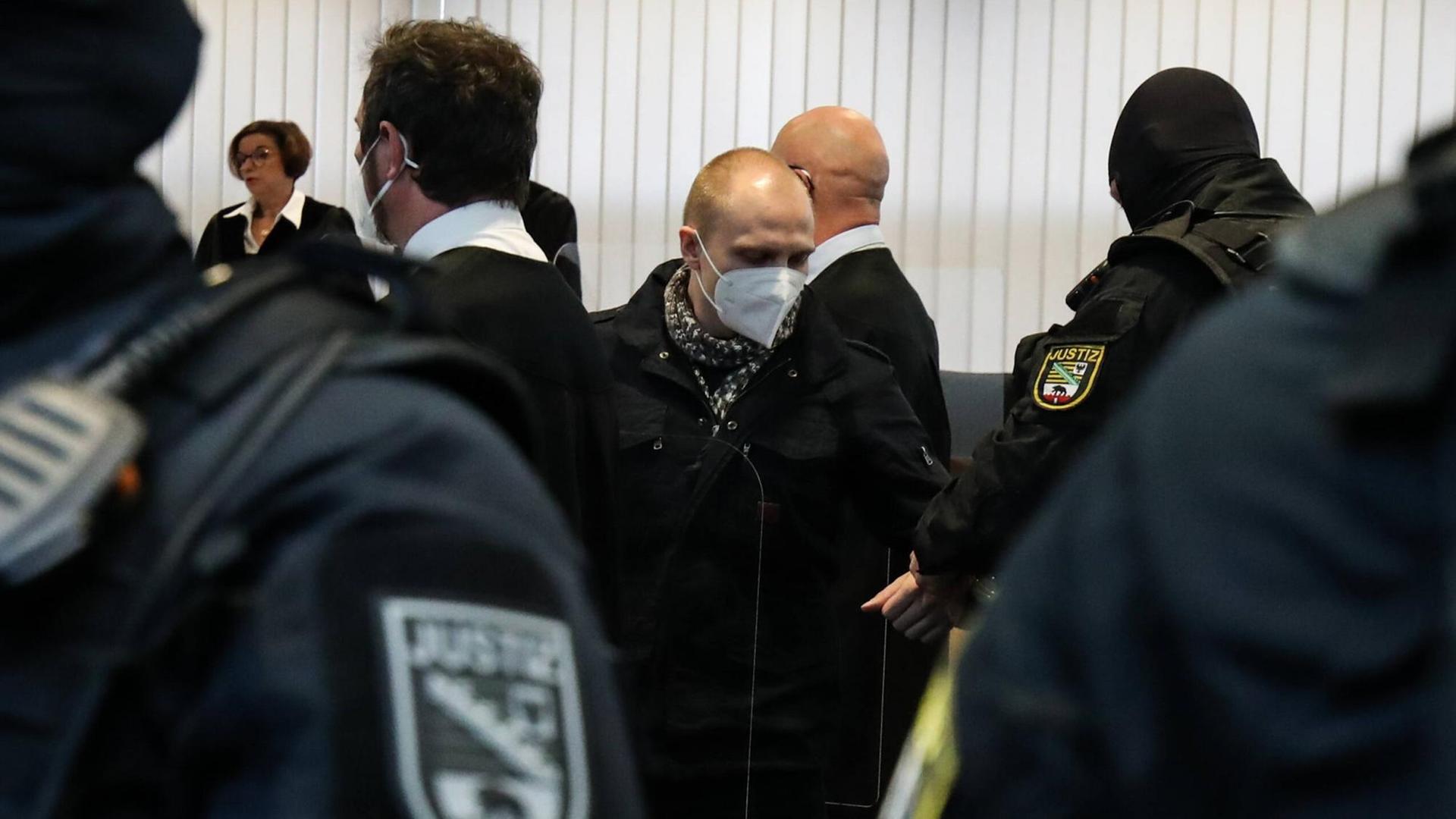 Halle-Attentäter: der Angeklagte Stephan Balliet mit seinen Anwälten Hans Dieter Weber und Thomas Rutkowski im Landgericht Magdeburg Halle-Attentäter: der Angeklagte Stephan Balliet mit seinen Anwälten Hans Dieter Weber und Thomas Rutkowski im Landgericht Magdeburg