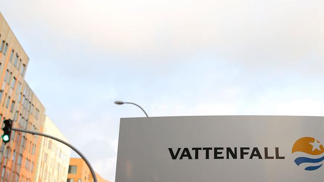 Ein Schild weist in der Hamburger Hafencity auf die Firma Vattenfall hin.