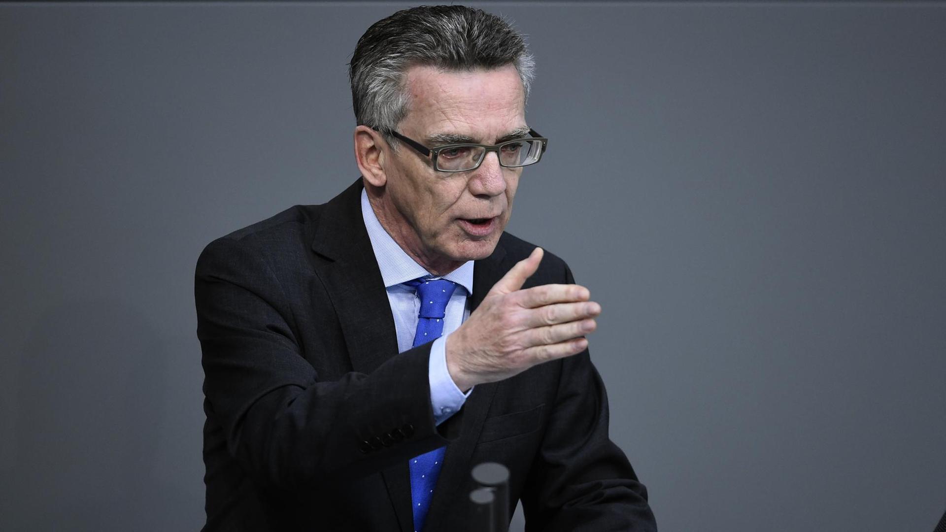 Bundesinnenminister Thomas de Maiziere (CDU) spricht am 01.10.2015 im Bundestag in Berlin. Bundesinnenminister Thomas de Maiziere (CDU) spricht am 01.10.2015 im Bundestag in Berlin.