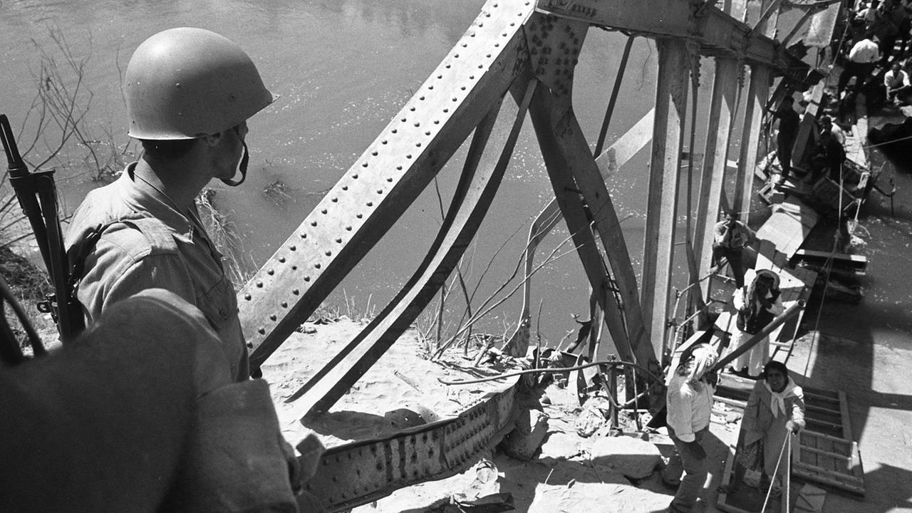 Ein israelischer Soldat beobachtet die zerstörte Allenby-Bridge im Sechstagekrieg 1967. Ein israelischer Soldat beobachtet die zerstörte Allenby-Bridge im Sechstagekrieg 1967.