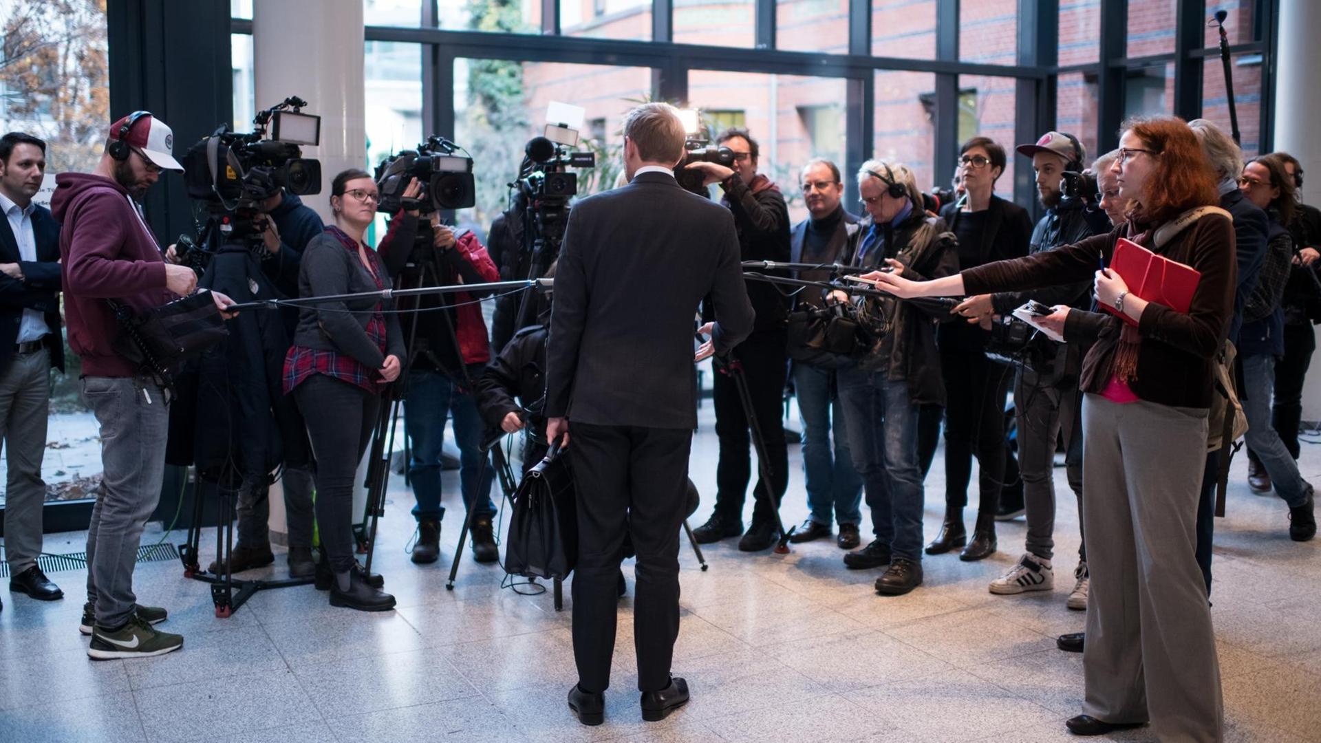 Der FDP-Vorsitzende Christian Lindner äußert sich am 20.11.2017 vor Beginn der Sitzung von FDP-Bundesvorstand und Fraktion nach dem Scheitern der Jamaika-Sondierungen von CDU, CSU, FDP und Grünen in Berlin gegenüber Journalisten. Der FDP-Vorsitzende Christian Lindner äußert sich am 20.11.2017 vor Beginn der Sitzung von FDP-Bundesvorstand und Fraktion nach dem Scheitern der Jamaika-Sondierungen von CDU, CSU, FDP und Grünen in Berlin gegenüber Journalisten.