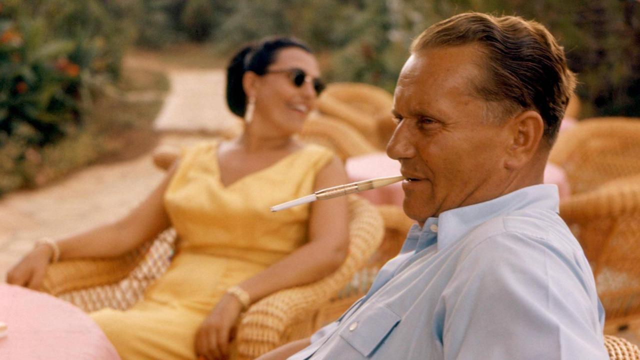 Lebemann und Genießer: Der jugoslawische Staatspräsident Josip Broz Tito mit seiner Frau Jovanka in ihrem Haus auf der Insel Vanga 1956. Lebemann und Genießer: Der jugoslawische Staatspräsident Josip Broz Tito mit seiner Frau Jovanka in ihrem Haus auf der Insel Vanga 1956.