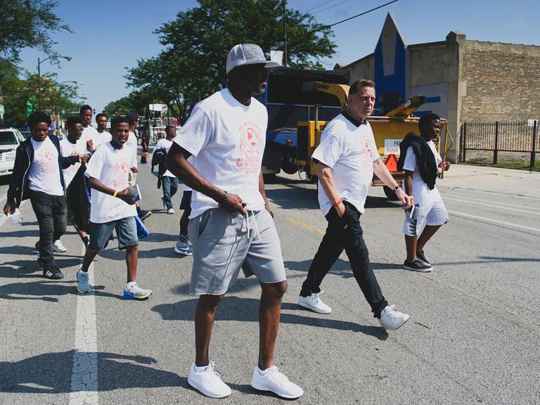 Michael Pfleger vertraut darauf, dass nachbarschaftliche Selbsthilfe und öffentliche Aufmerksamkeit das stille Sterben in der South Side stoppen können