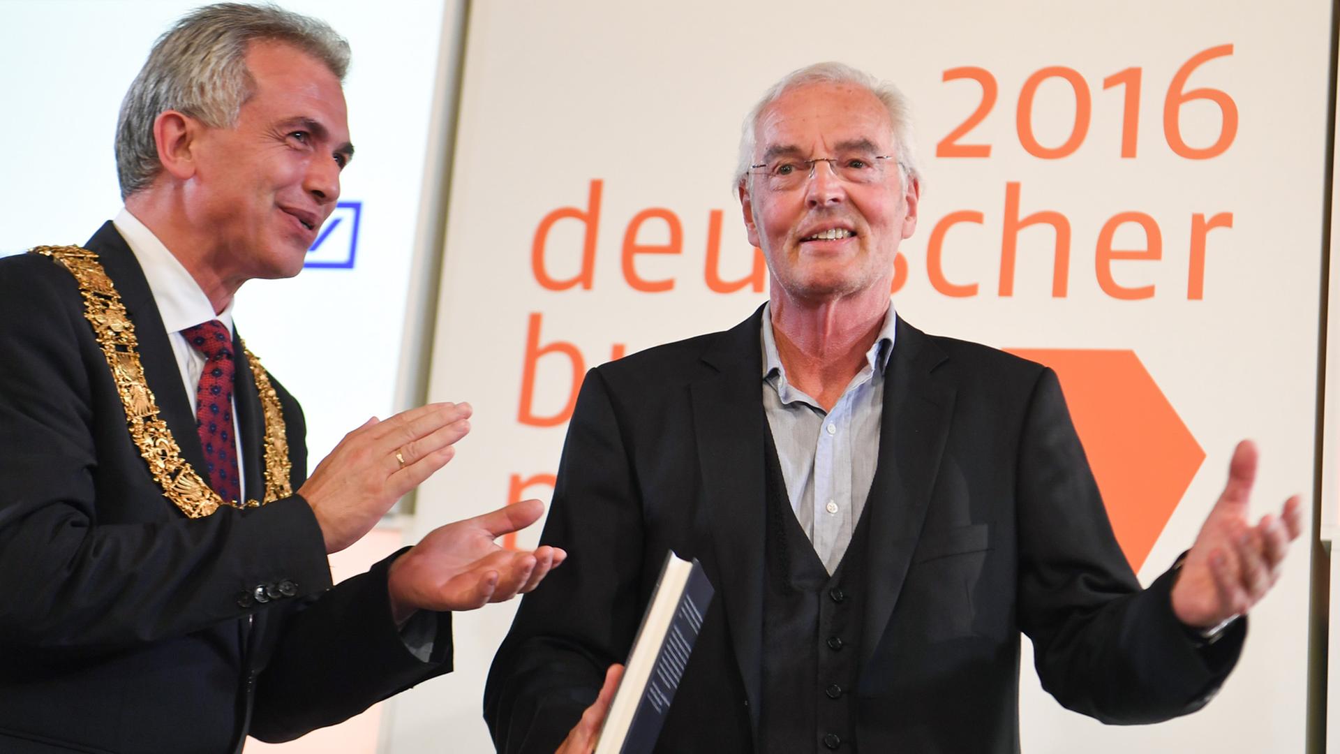 Frankfurts Oberbürgermeister Peter Feldmann, SPD (links), applaudiert im Römer in Frankfurt am Main dem Schriftsteller Bodo Kirchhoff. Kirchhoff ist mit seinem Roman "Widerfahrnis" Gewinner des Deutschen Buchpreises 2016. Frankfurts Oberbürgermeister Peter Feldmann, SPD (links), applaudiert im Römer in Frankfurt am Main dem Schriftsteller Bodo Kirchhoff. Kirchhoff ist mit seinem Roman "Widerfahrnis" Gewinner des Deutschen Buchpreises 2016.