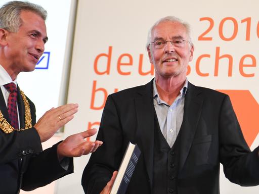 Frankfurts Oberbürgermeister Peter Feldmann, SPD (links), applaudiert im Römer in Frankfurt am Main dem Schriftsteller Bodo Kirchhoff. Kirchhoff ist mit seinem Roman "Widerfahrnis" Gewinner des Deutschen Buchpreises 2016.