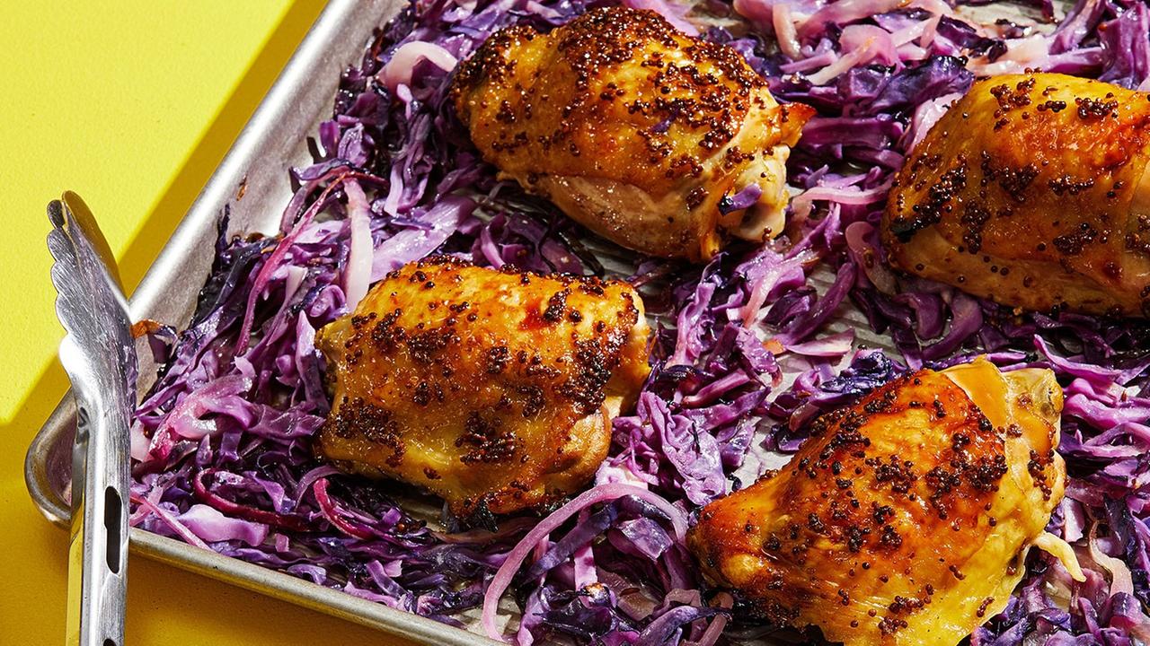 Ausschnitt eines angerichteten Tabletts mit Rotkohl, auf gelbem Hintergrund. Ausschnitt eines angerichteten Tabletts mit Rotkohl, auf gelbem Hintergrund.