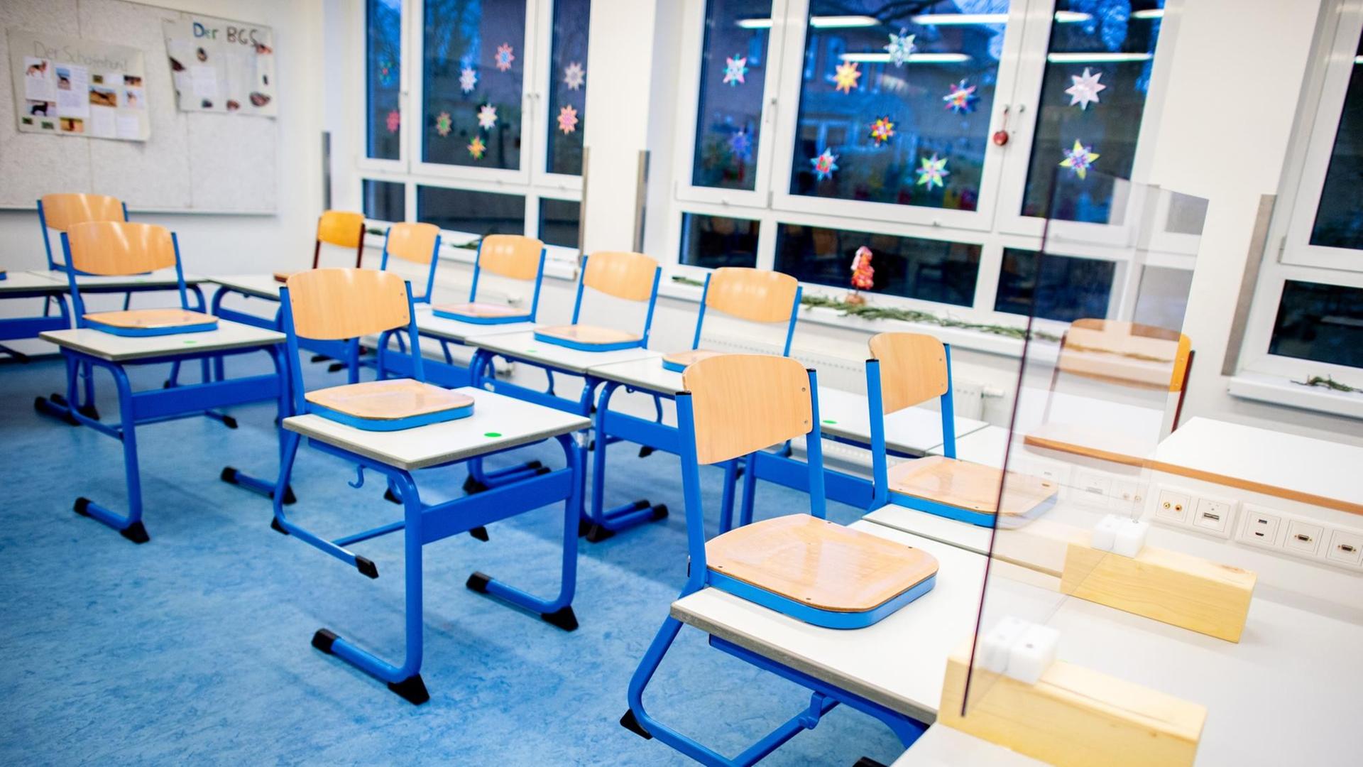 Stühle und Tische stehen in einem Klassenraum. Stühle und Tische stehen in einem Klassenraum.