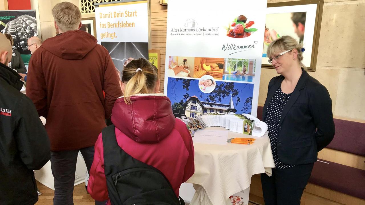Carla Liebisch mit Interessentin an ihrem Stand auf Börse Carla Liebisch mit Interessentin an ihrem Stand auf Börse