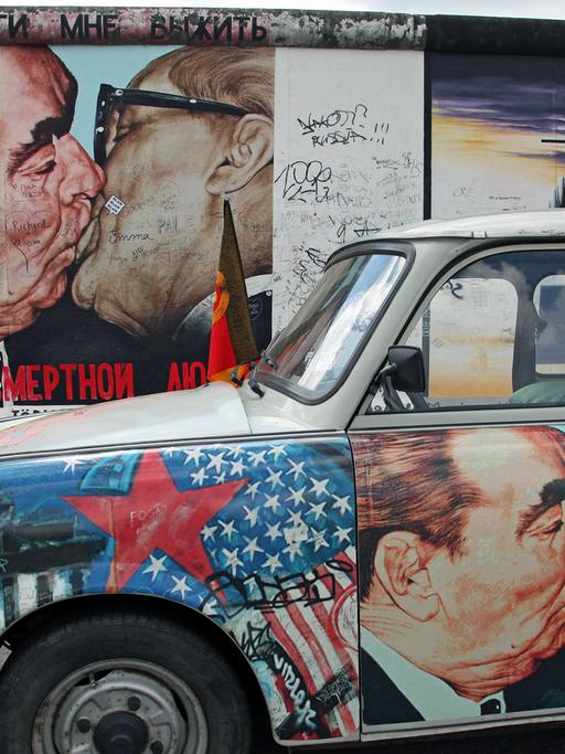 Die "East Side Gallery" ist das größte noch verbliebene Reststück der Berliner Mauer: Das bekannteste Mauerbild ist der "Bruderkuss" zwischen Leonid Breschnew und Erich Honecker, gemalt vom russischen Künstler Dimitri Wrubel.