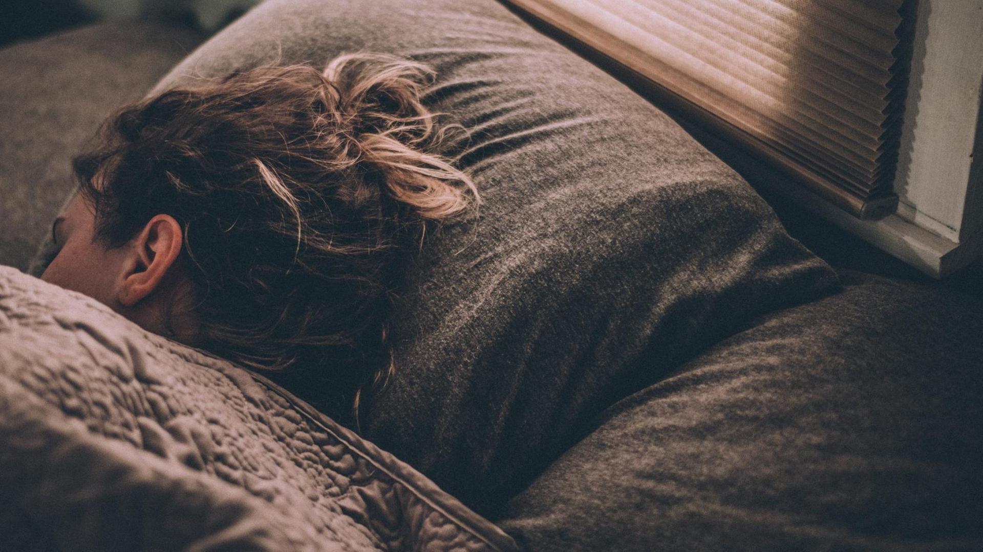 Eine Frau liegt im Bett Eine Frau liegt im Bett