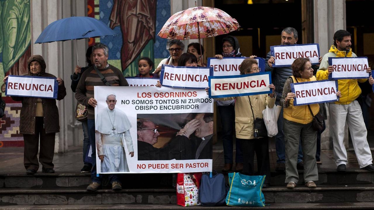 Demonstranten fordern am 4. Januar 2018 vor der Kathedrale in Osorno (Chile) den Rücktritt von Bischof Juan Barros. Demonstranten fordern am 4. Januar 2018 vor der Kathedrale in Osorno (Chile) den Rücktritt von Bischof Juan Barros.