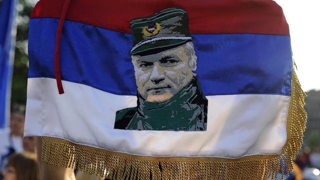 Der ehemalige bosnisch-serbische General und verurteilter Kriegsverbrecher Ratko Mladic auf einer Flagge