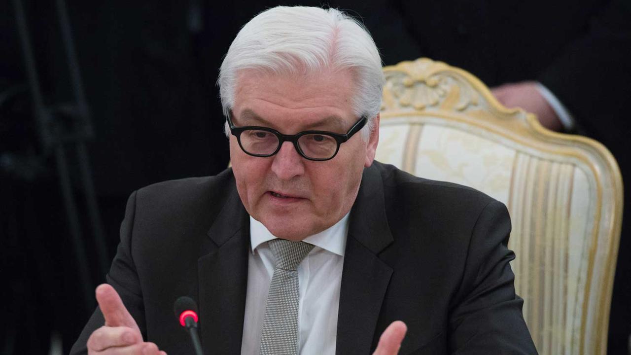 Der deutsche Außenminister Frank-Walter Steinmeier beim Treffen mit seinem russischen Kollegen Sergej Lawrow. Der deutsche Außenminister Frank-Walter Steinmeier beim Treffen mit seinem russischen Kollegen Sergej Lawrow.