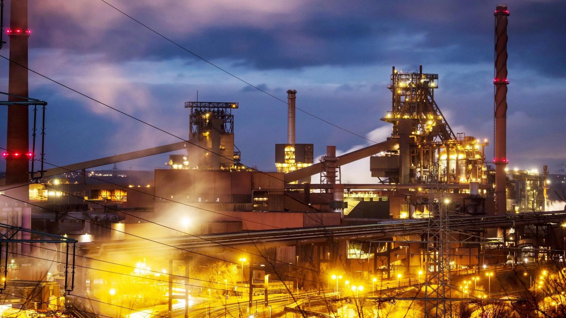 Das Thyssenkrupp Stahlwerk Schwelgern in Duisburg-Marxloh steht in der Dämmerung da. Das Thyssenkrupp Stahlwerk Schwelgern in Duisburg-Marxloh steht in der Dämmerung da.